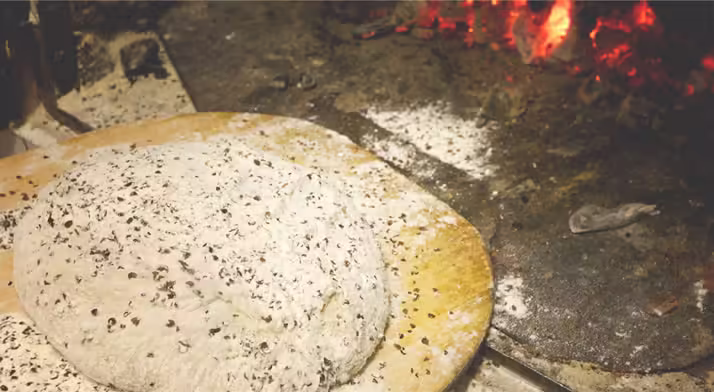 Peka kruha v krušni peči